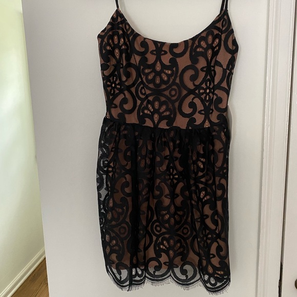 BELLA BLACK LACE SKATER DRESS - Picture 3 of 6
